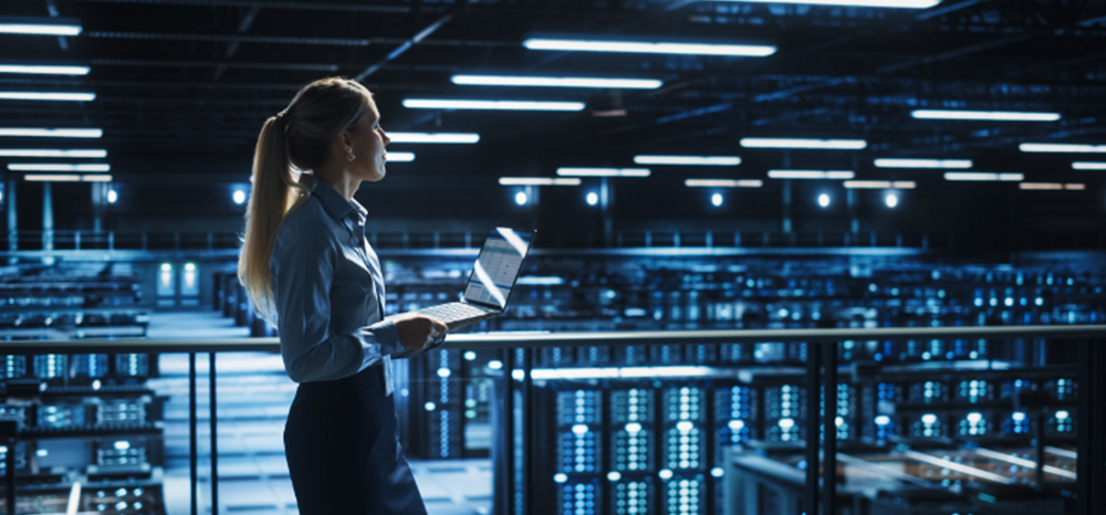 data-managed-services-employee-sm_452879270