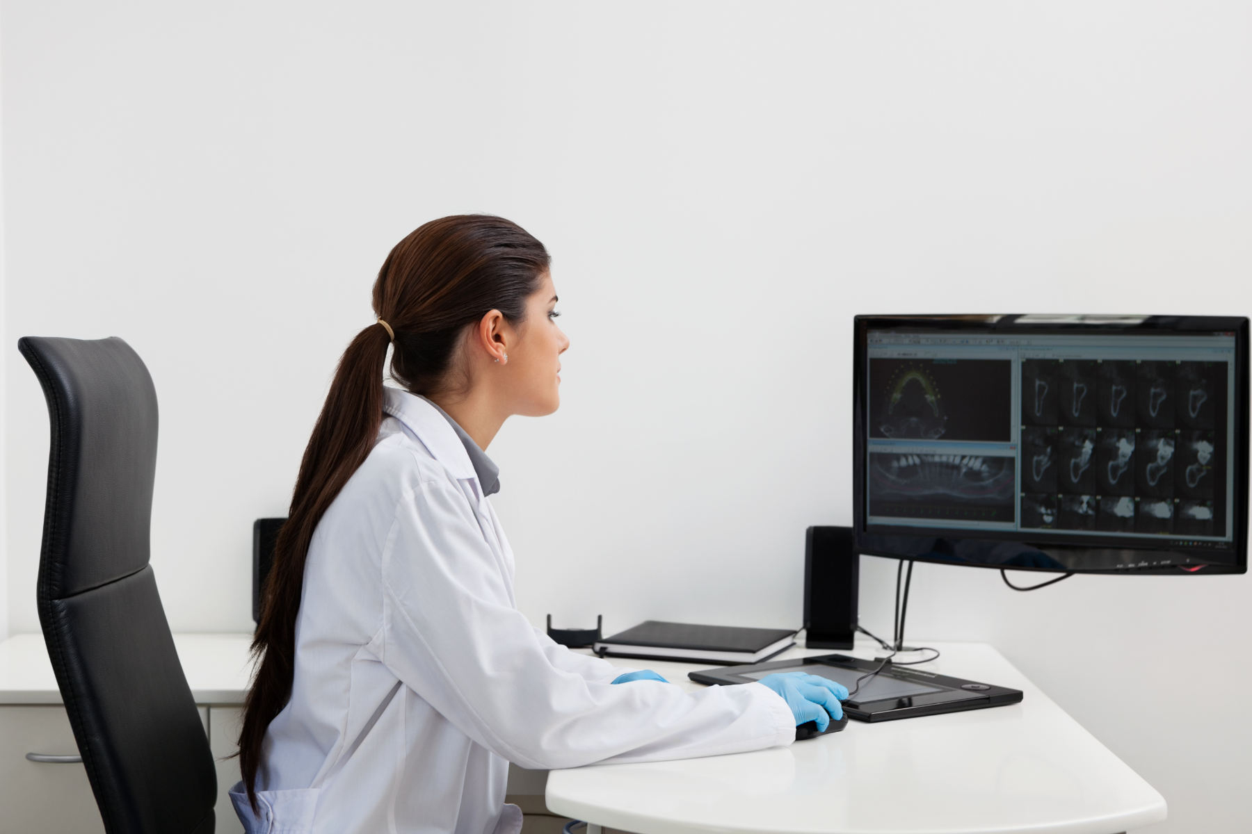 dentist-on-computer_36572203