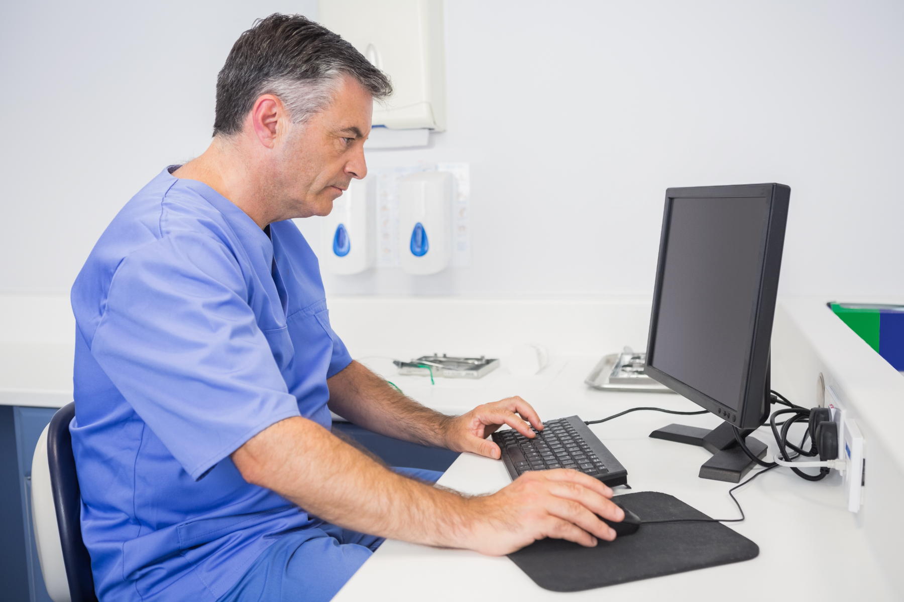 dentist-technician-on-computer_75987141