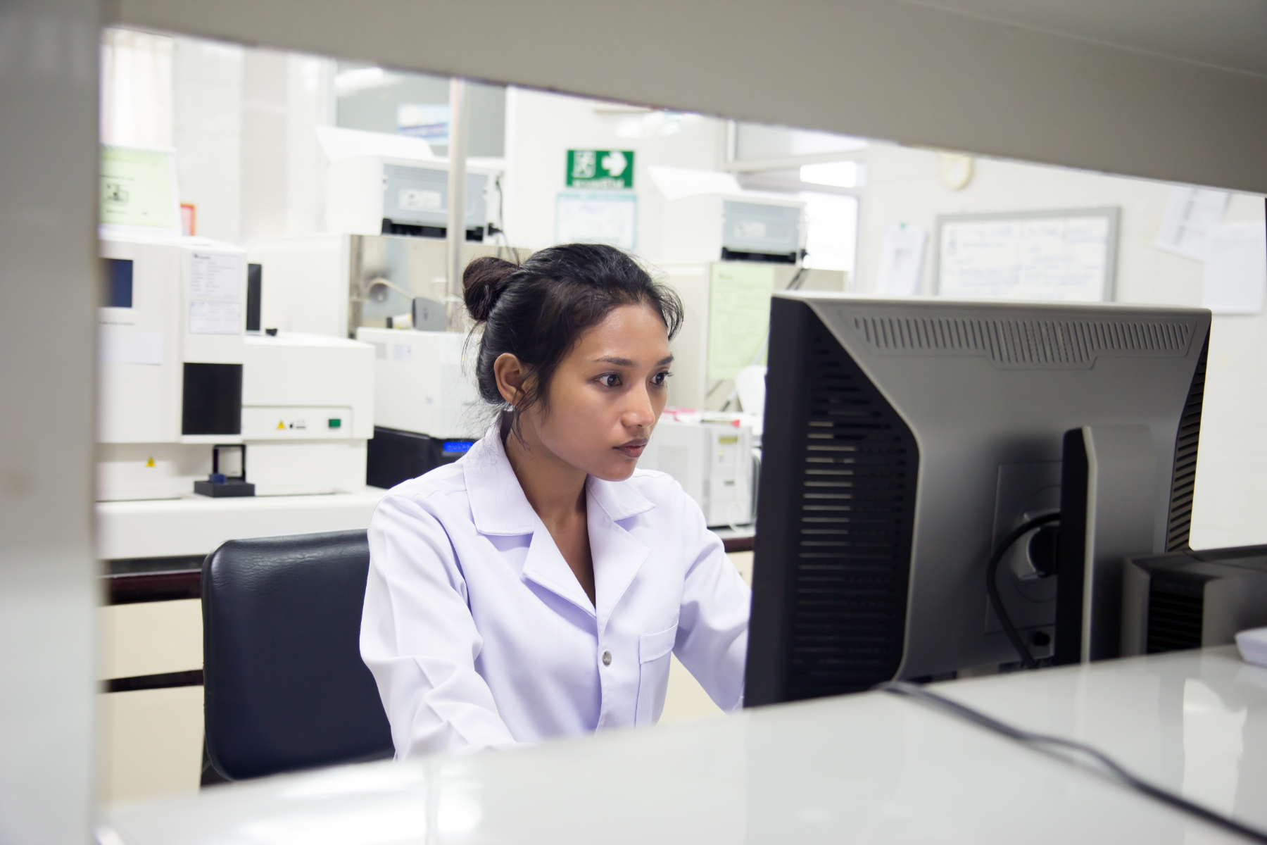 dentist-technician-working-on-computer_76427788