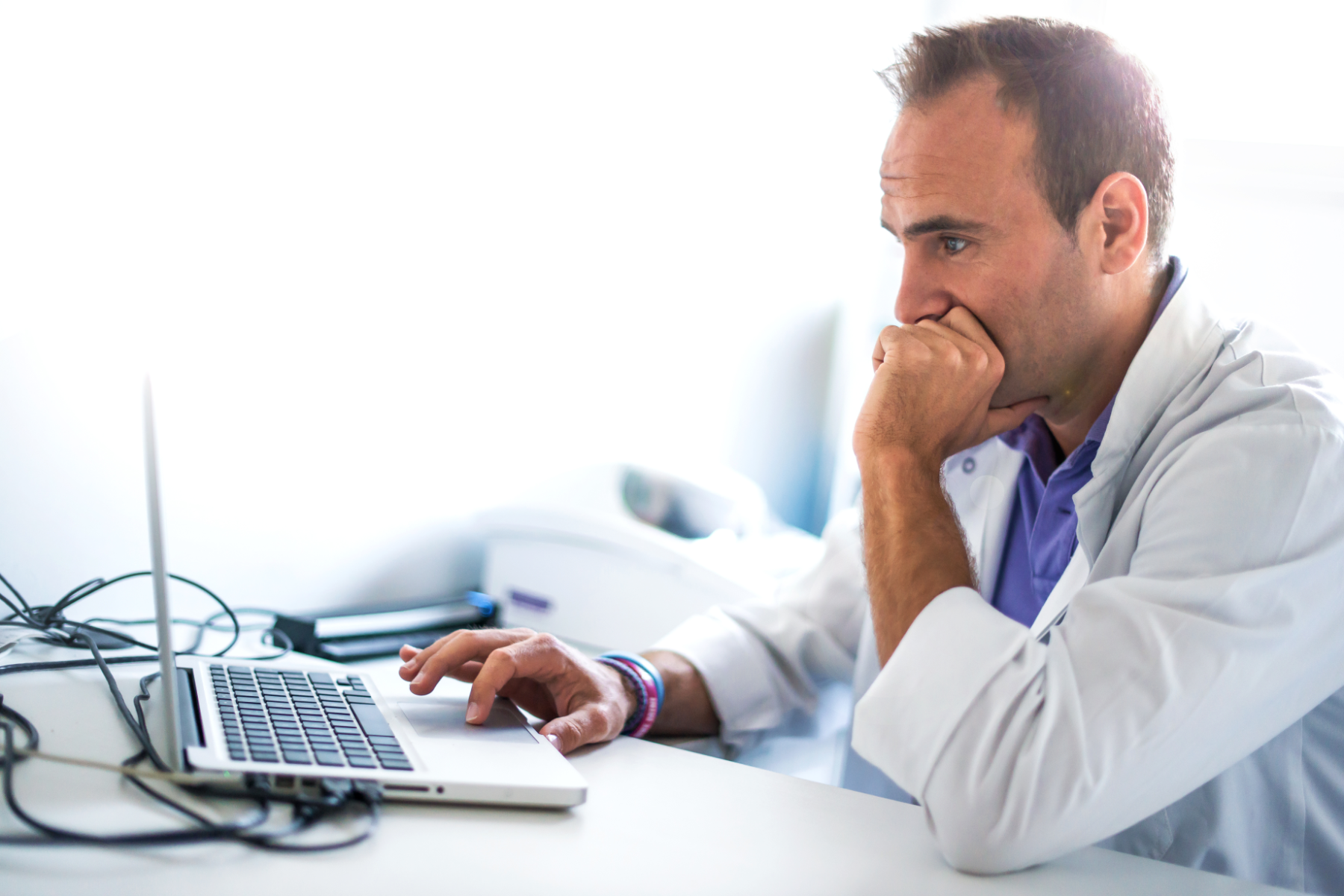 dentist-working-on-the-computer_207663117