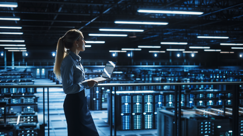 data-managed-services-employee_452879270