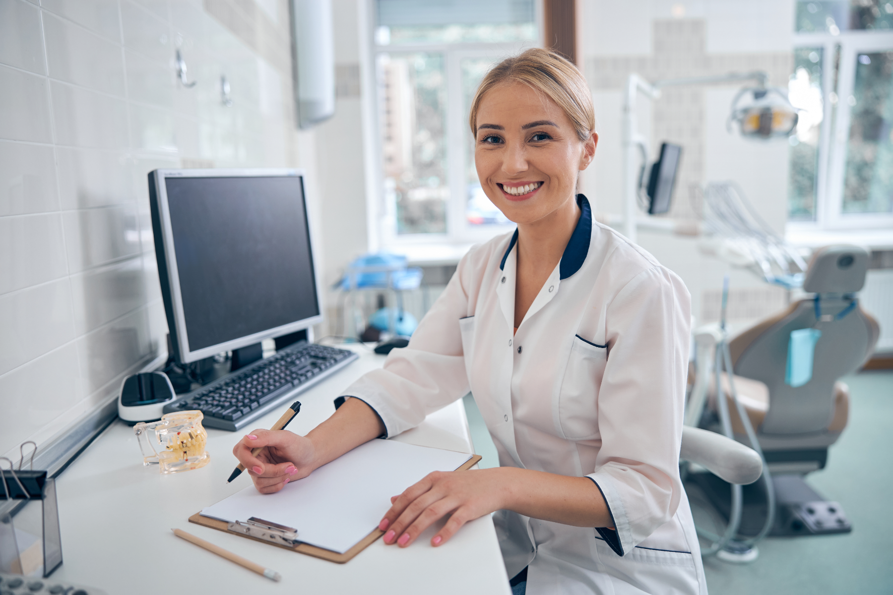 dentist-working-and-smiling_400774901