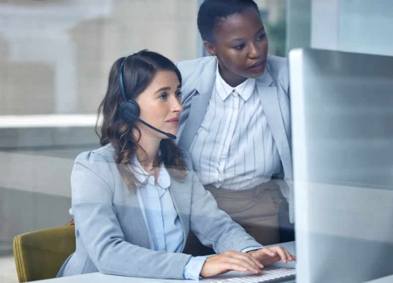 managed-services-employees-working-together_499553668